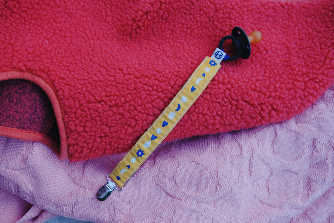 Gretas Schwester × BOO Studio - New Moon Schnullerkette